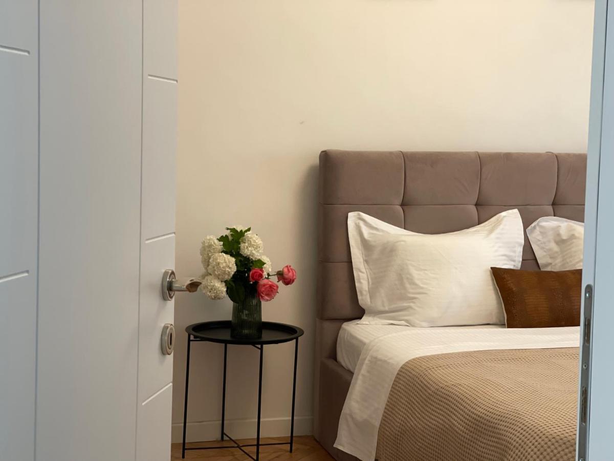 Myslym Shyri'S Apartments Tirana Bagian luar foto