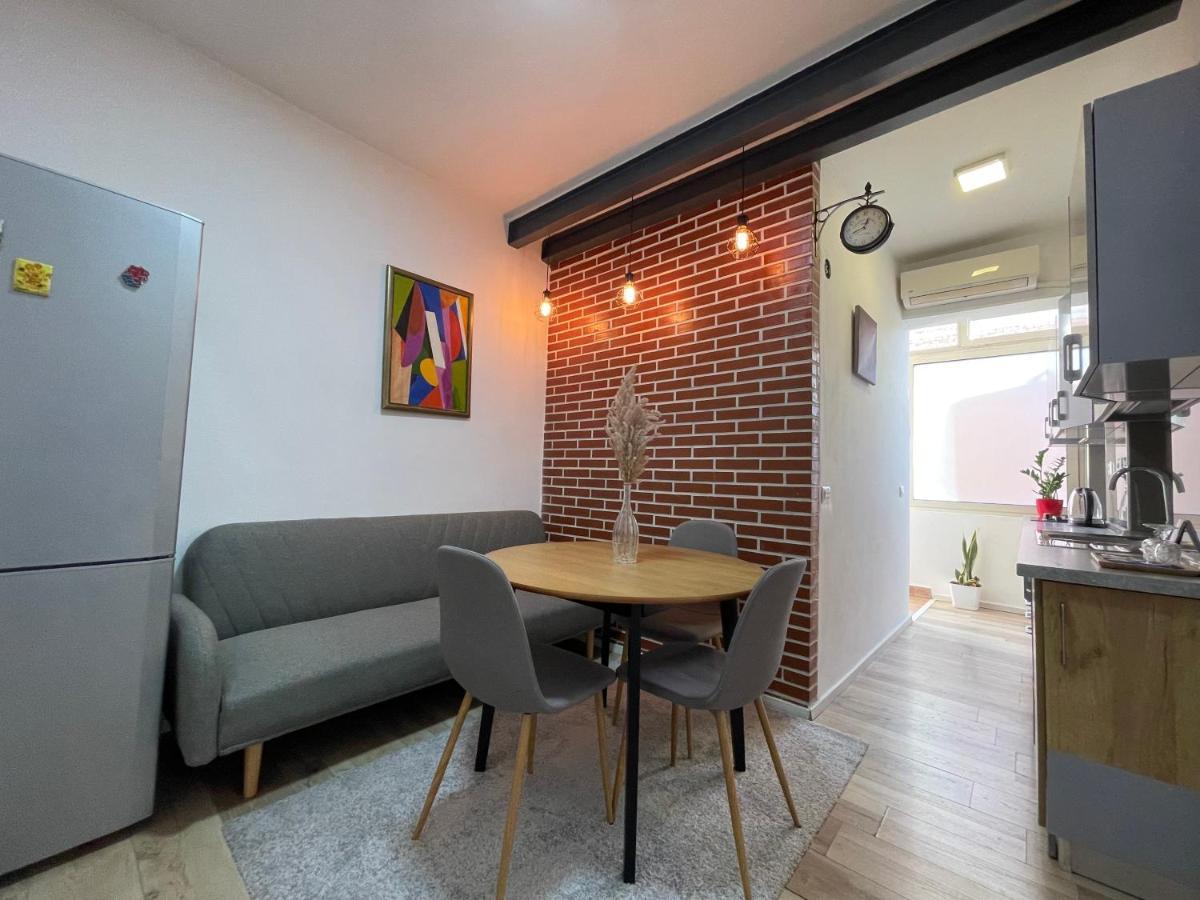 Myslym Shyri'S Apartments Tirana Bagian luar foto