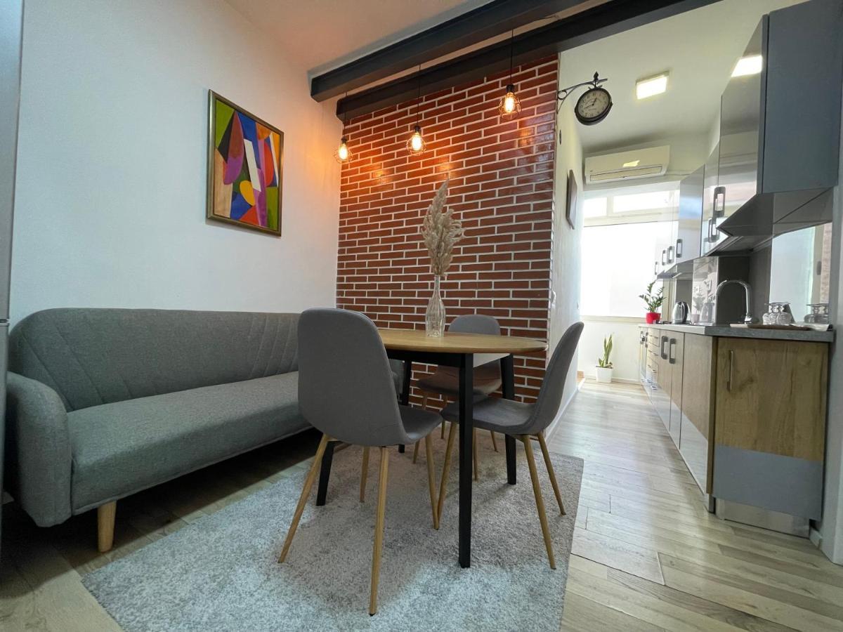 Myslym Shyri'S Apartments Tirana Bagian luar foto