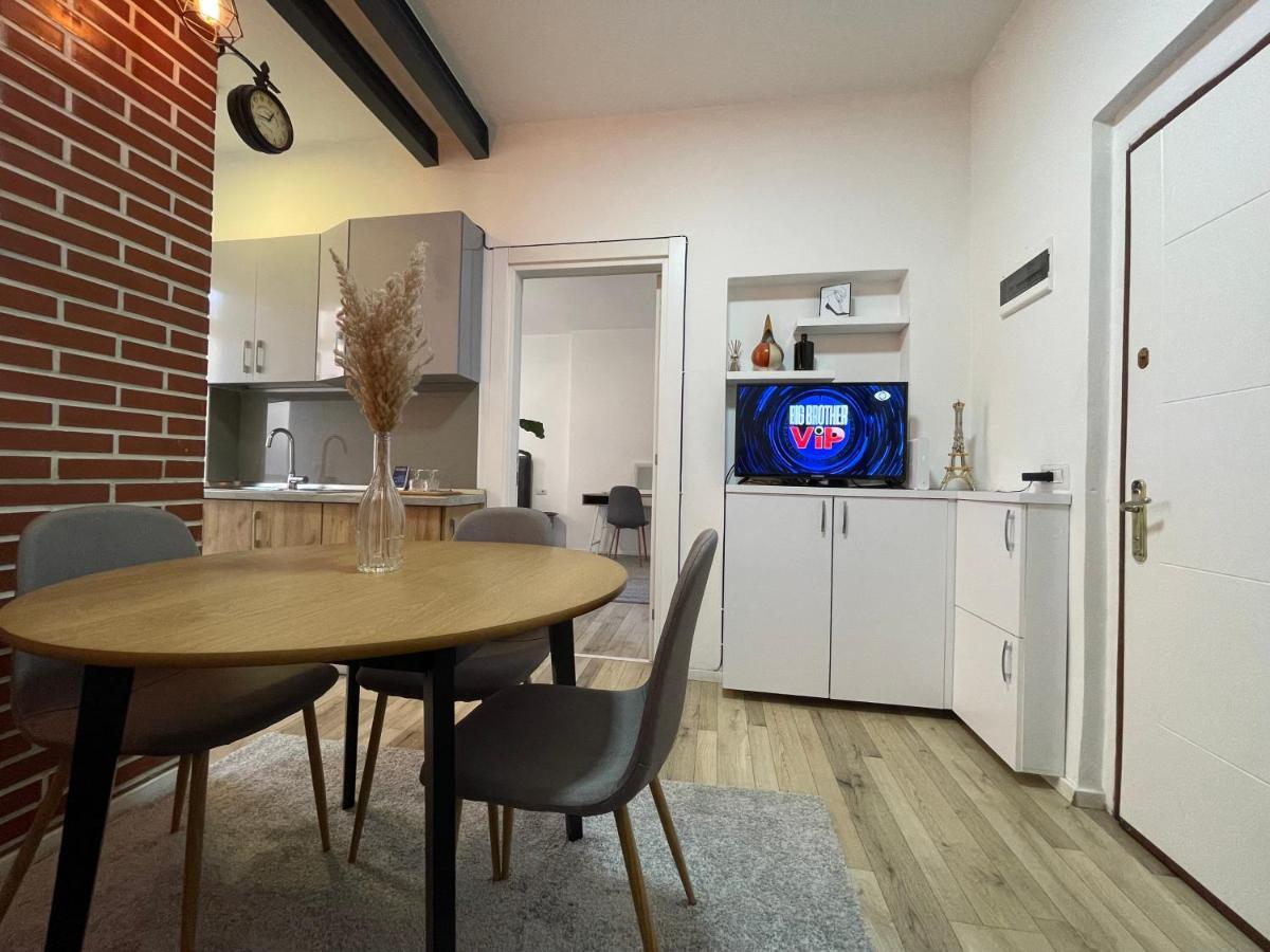 Myslym Shyri'S Apartments Tirana Bagian luar foto